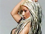 Hot singer Christina Aguilera shows off her luscious cleavage