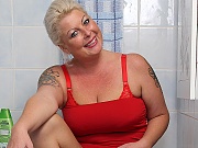 Chubby blonde mature nymho playing in the bathroom